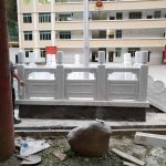 广东高中学校升旗台栏杆