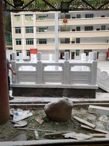 广东高中学校升旗台栏杆